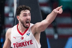 欧锦赛历史第六个三双！申京仅用26分钟就砍下15分10板10助三双