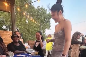 李月汝身着吊带裙和队友打德州扑克 佩奇：她把我钱全赢走了