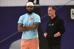 队记：我问佩林卡假如明年老詹想跟湖人续约？他避谈续约只说退役