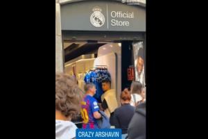 阿尔沙文被拍到穿着印有自己名字的巴萨球衣去逛皇马官方商店