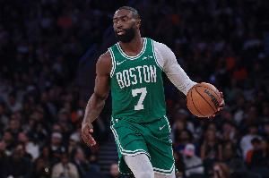 挑大梁！杰伦-布朗半场10中8砍最高22分 三分5中4