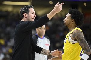 雷迪克:小尼克-史密斯在下半场接管了比赛