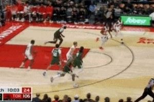 想啥呢!奎克利拿到篮板跳起没出球走步违例