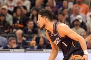 很不满!布克防守被撞倒遭无视 抱怨判罚被吹技术犯规