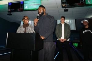 热心市民!杰伦·布朗举办慈善保龄球赛 队友&教练&工作人员捧场