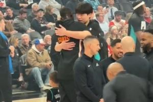 各为其主情谊不变!杨瀚森赛前跟好兄弟马卢阿奇合影并拥抱致意